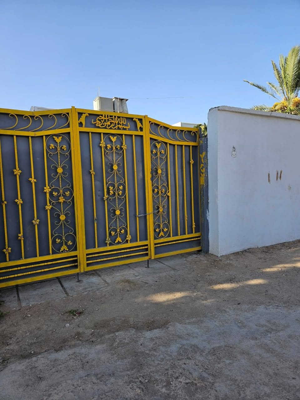 للبيع دار سكن نوع C2 ( سي تو ) في المرحله الاولى ع الشارع العريض بين الاولى والثانيه يحتوي على ثلاث غرف نوم مع صاله ومطبخ وديوانيه وصحيات . البيت نظيف جدا وجاهز للسكن كما موضح بالفيديو.  ويمكن استثمار الحديقه المطله ع الشارع الرئيسي بمحلات تجارية. للتواصل ع الرقم ***********
