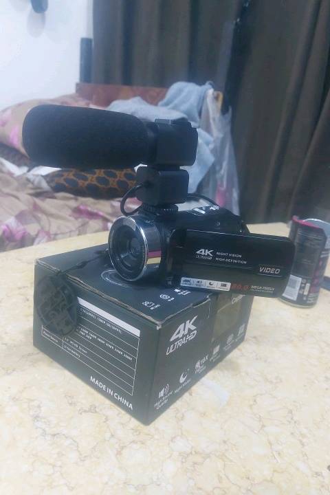 كامرا من شركة  DV CAM 

تصوير ليلي 
تصوير فيديو بدقة  1080P 60FPS 
تصوير صورة  بدقة 80M
الكامرة جديدة لو مستخدمة؟ وإذا مستخدمة شكد مدة الاستخدام وهل بيها أي خدش أو عطل أو شي مو شغال؟: 
كامرا جديدة 
شنو المرفقات اللي داخلة وياها بالضبط؟ هل موجود البطارية/الشاحن/كرت ذاكرة أو بس الموجود بالصورة؟: 
وياها كل ملحقاته
وين موقعك بالضبط بالعراق حتى أعرف إذا الاستلام يد بيد لو شحن؟: 
بغداد المشتل  حمام الافندي 
هل أكو إمكانية تجربة قبل الشراء؟ وإذا بيها ضمان، شكد مدته؟: 
نعم الفحص قبل الشراء