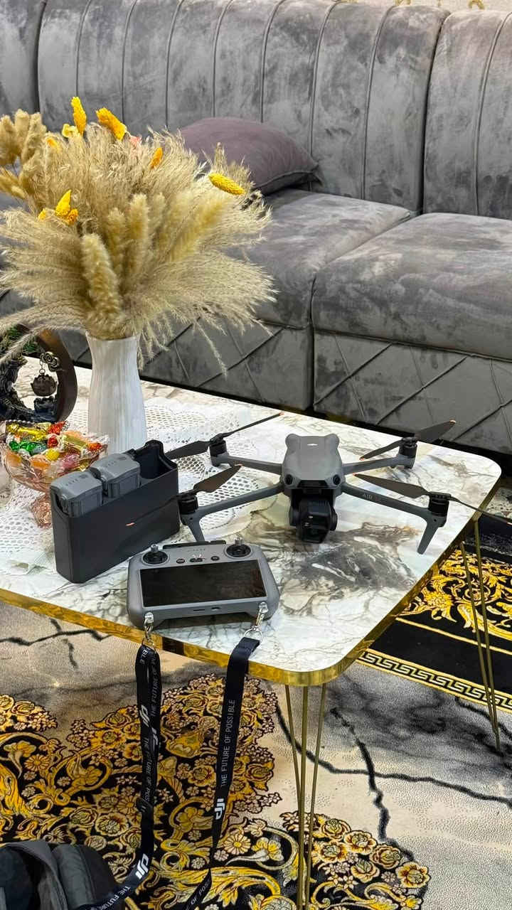 اير ثري اس جديده فقط مفتوحه من الكارتون وطايرة مره وحده فقطططط
الدرون وياها فلاترها كبس ما مفتوحه وياها ريشها ما مفتوحه كبس الدرون مكفوله من زلغ متفعله قبل ٣ ايام جميع ملحقاتها كبس وبطاريه وحده تقره عندي مشتغله مره الباقي مطايره بيها طياره لحك راسلني عليها لان سعرها حلو 
***********
بيع فقط بصرة

