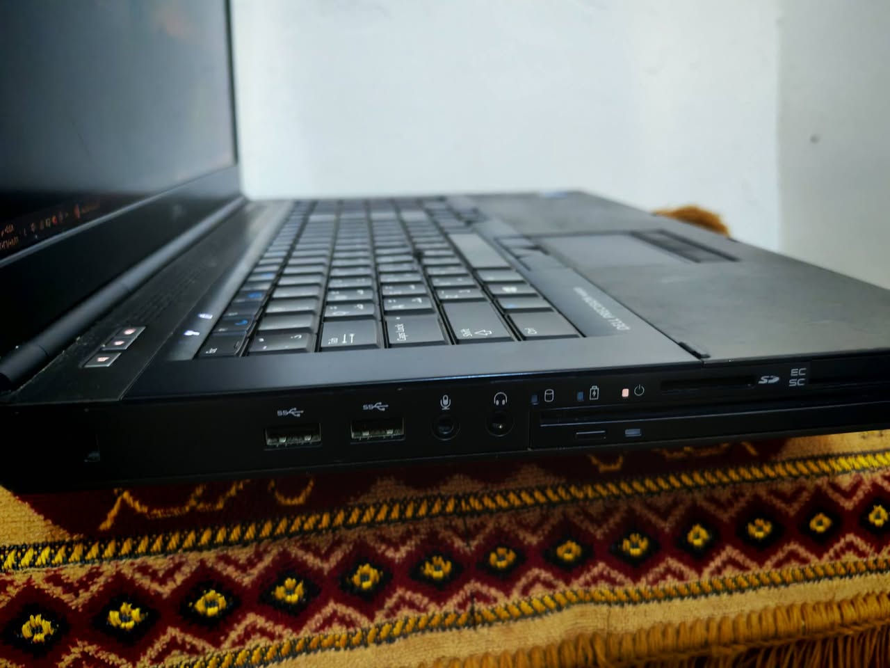 لابتوب نوعية dell كلش نضيف استعمالة فقط دراسة حجم الشاشة 17 بطارية تبقة ساعتين بيها ضمان يستخدم العاب خفيفة كارت شاشة خارجي منفصل ويا شاحنة وجنطة باقي المواصفات بلصورة  مكاني كربلاء سعره 200 
***********
