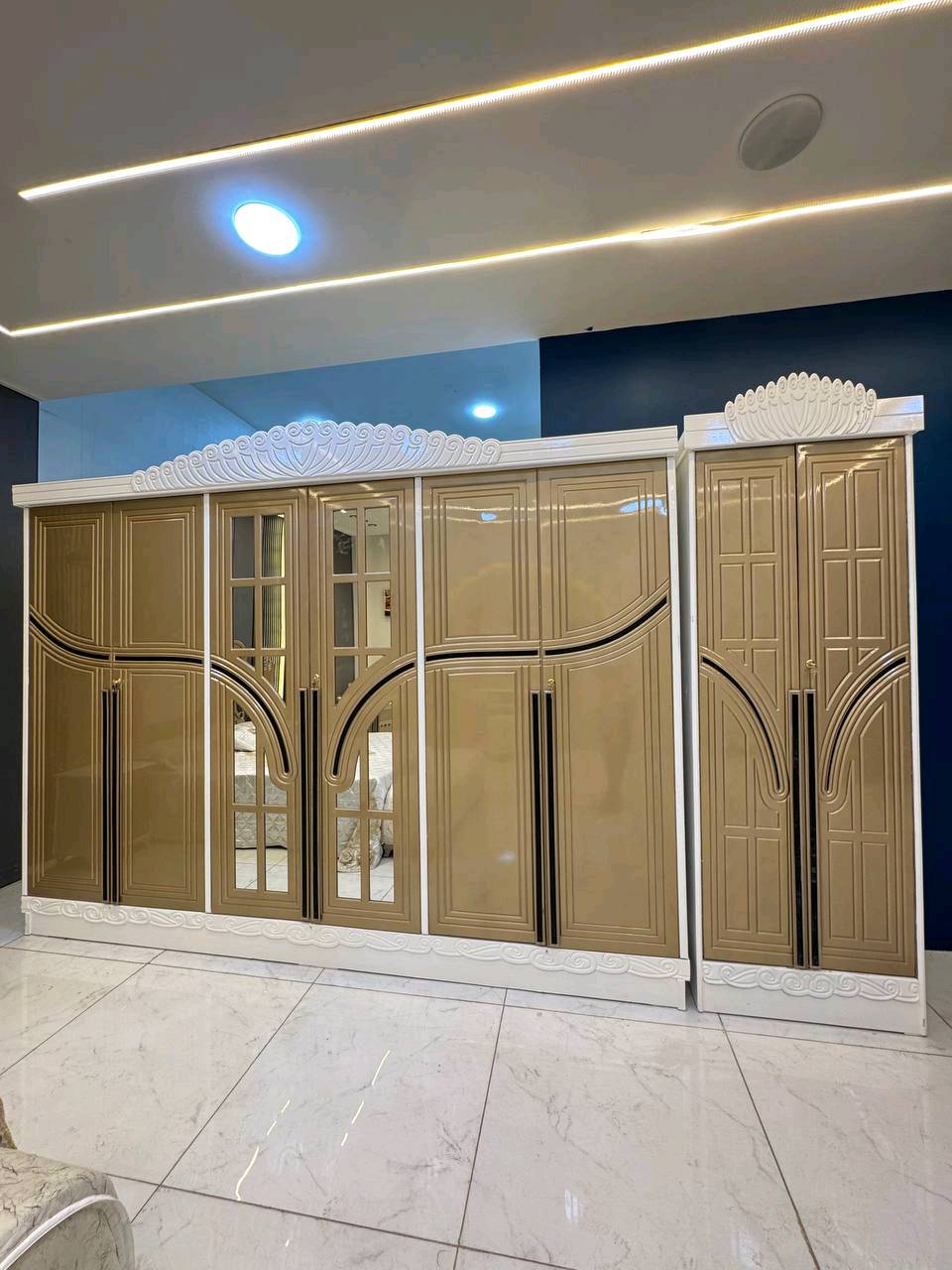حصرياً الموديل الجديد   

السعر مليون دينار فقط 😍

غرفه نجاره قتصاديه 🛌

متكونه من 9 قطع مميزه 

الكنتور ارتفاع 240 طول 320 

مع الزاويه مجموع الطول 4 امتار 

السمك الخارجي للغرفه 5 ملم انديف

والسمك الداخلي 3 ملم معاكس ابيض

سعر الشازلون الخزان 75 الف 

سعر الشازلون المقعد 50 الف 

متوفر توصيل وشد داخل بغداد 😊

متوفر توصيل وشد لكافة محافضات العراق 🇮🇶#غرفة_نوم #غرف_نوم #غرف_نوم_مودرن
#اث_منزلي #اث_بغداد #ديكور_غرف_نوم
#غرفة_نوم_فخمة #تجهيز_عرسان #BedroomDecor