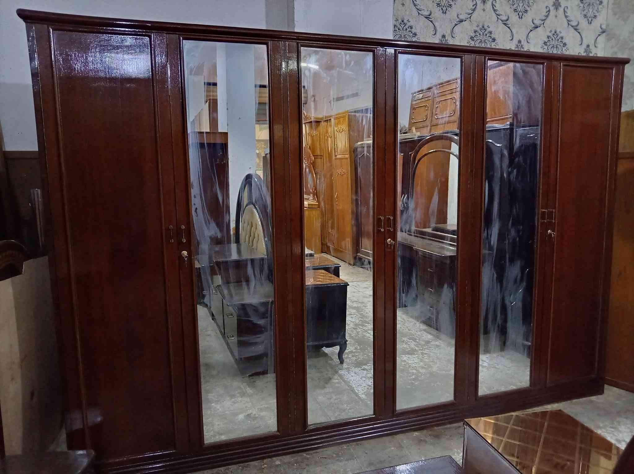 غرفه ٦ باب • نقش جاوي ثقيل • مستعمل نظيف