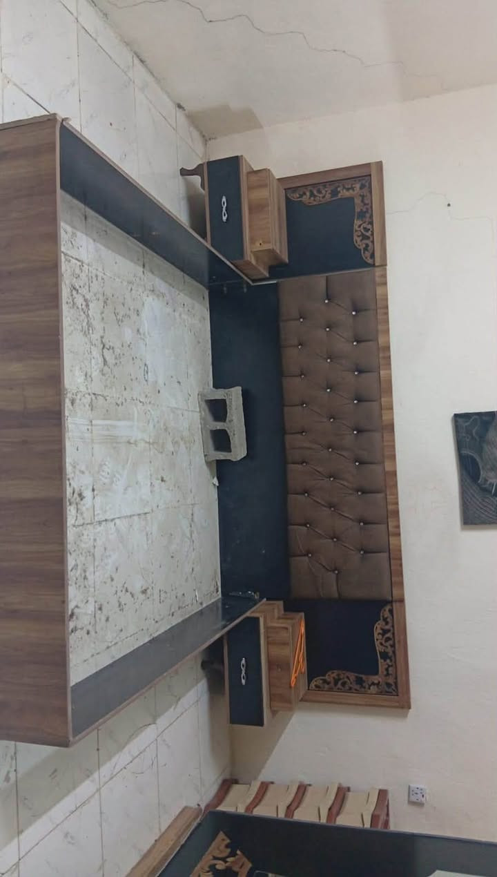 غرفه نوم كامله بيها نقوصات بسيطه أخت الجديده رايدها 115 وبيها مجال بسيط توصيل ماعندي مفتوحه وكامله تجي تحمل والله وياك رقمي ***********
