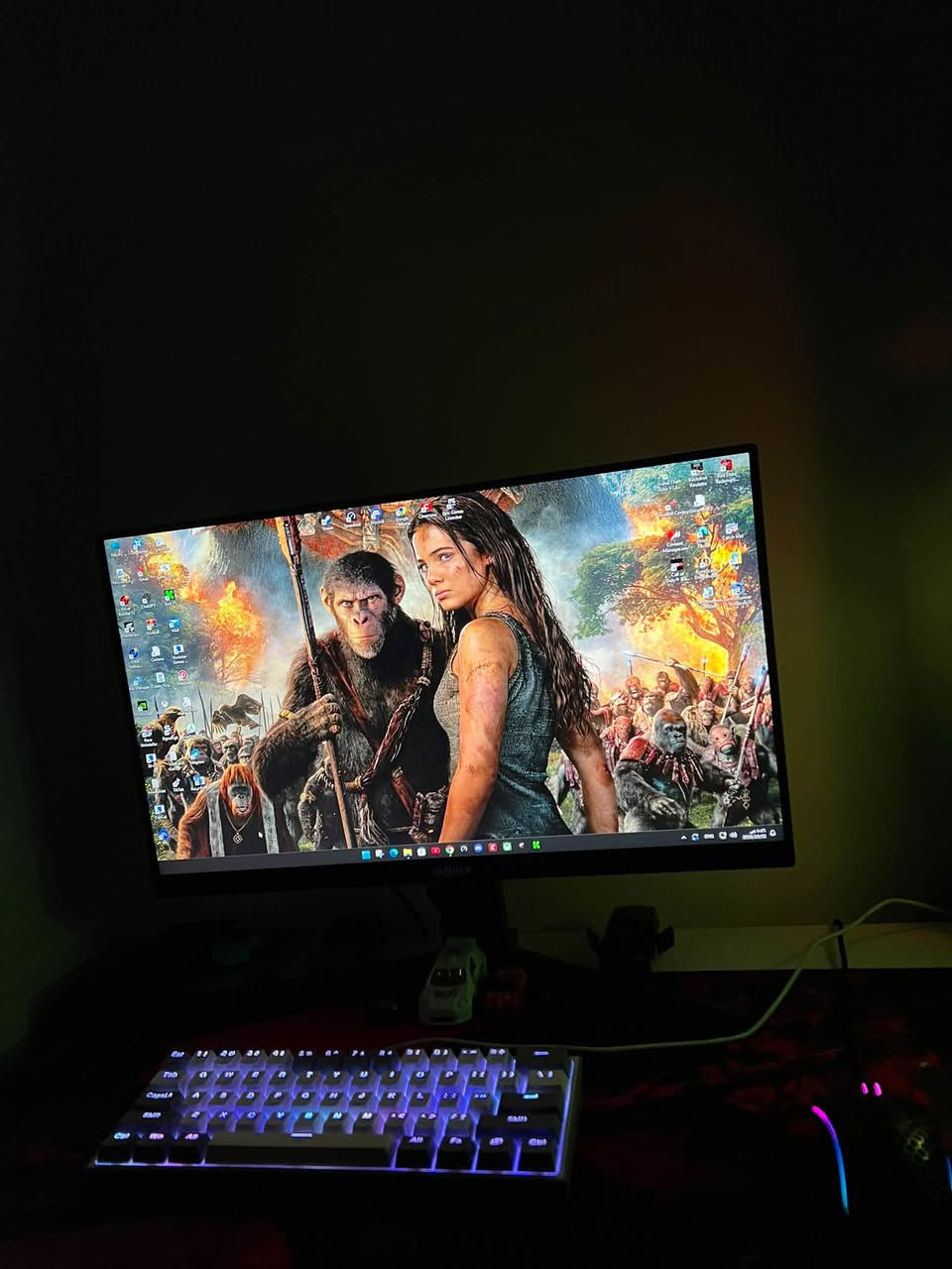 مواصفات PC
كرت الشاشة (GPU): NVIDIA RTX 3060  المعالج (CPU): AMD Ryzen 5 2600X  12GB (نسخة قوية جداً للألعاب والمونتاج)  
 الرامات (RAM): 16GB بسرعة 3200 MT/s  
 اللوحة الأم (Motherboard): ASRock B450M Pro4-F  
 التخزين (Storage): مساحة إجمالية حوالي 1.179TB  
 الباور سبلاي (PSU): GameMax ES-650W — 650W 80 PLUS  
 المبرد (CPU Cooler): مبرد هواء ممتاز  
 الكيس (Case): Gaming Mid-Tower مع زجاج جانبي وأضواء RGB  
 التبريد والمراوح: مزود بـ 10 مراوح RGB لتهوية وتبريد مثالي  تحكم بالريمونت
 نظام التشغيل: Windows 11 جاهز ومفعل  

مواصفات الشاشة:
 الماركة ZXT
 الحجم: بوصة (24")
 معدل التحديث (Hz): 165 هرتز (سلس جداً للألعاب التنافسية)
 ماوس وكيبورد ميكانيكي من شركة ريدراون (Redragon) بأزرار حمراء وياها كيم باس شهر مجاني 
 السعر الإجمالي (للكيس والشاشة وماوس وكيبورد وباد ماوس):1100 مليون وميه
 الموقع: البصرة

