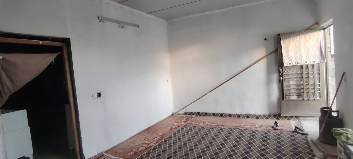 🏡 للبيع – بيت تجاوز
📍 الموقع: الدورة – شارع المصافي، خلف دور الاساتذه 
- الواجهة: 6.5 متر
- النزال : 13 متر
- يتكون من:
  - غرفة نوم
  - صالة مع مطبخ مشترك
  - حمام
  - منور

💰 السعر: 10 مليون  وبي مجال بسيط للمشتري 

📞 للاستفسار والتواصل:
***********
