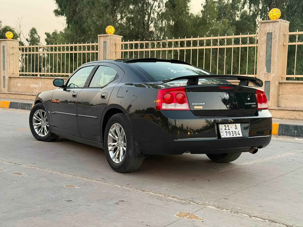 دوج جارجر 2010 للبيع
ماشية 176 الف مايل ما مشتغله خط ابد مال بيت 
رقم سليمانية مسطره اني الشرعي تحويل ثاني يوم 
سنويه تسقط 2030 هزه صارلها 5 اشهر 
محرك 3.5 مال شركة 6 سلندر 
كير اوتو  محرك وكير شرط فول 
تبريد ثلج تدفئة 
شاشه وكاميرا 
مثبت سرعة 
مرايات كهربائي 
جامات كهرب 
قفل مركزي 
لايت زينون 
بلاجكتورات زينون 
كهربائيات كلها شغاله 
صدر امامي خلفي جديد
عليها ويل اوباما سل ستيل 
السياره بيها بالبنيد شبرين صبغ 
وجاملغ السكن بي صبغ 
السقفيه بيها جراد لون اسود بعد 
وبيها بعض الشخوط قليله حيل 
بدون اي دواخل شرط السونار 
سعر السياره 115 ومجال بسيط 
السياره مكانها موصل للتواصل فقط اتصال 

***********

كلشي موضح بالمنشور اقرا المنشور زين وشوف الصور اذا عجبك اتصل
