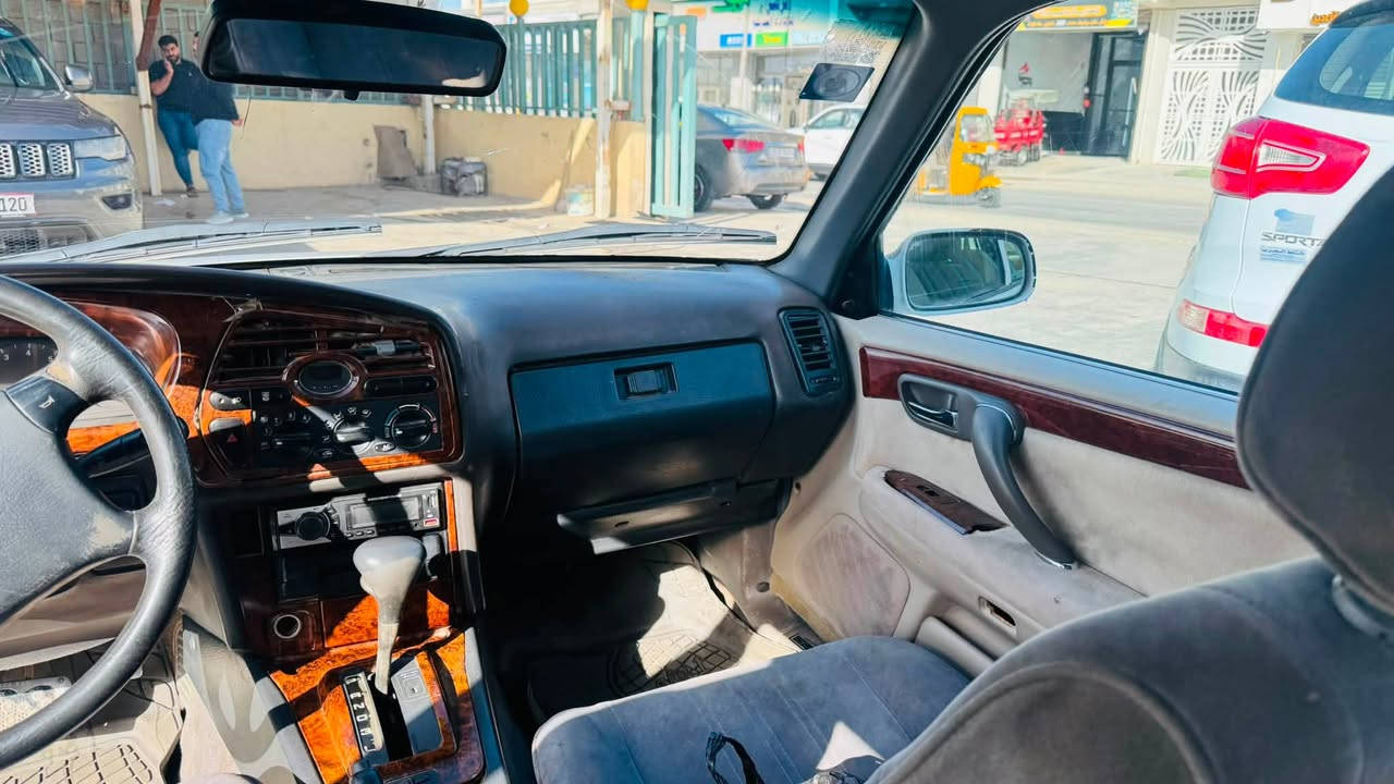 سلام عليكم برنس فراشه محرك مسكر كير اوتوماتيك 
سياره بسمي رقم يغداد انقوصاتها بيها كازكيت او لبور مالها ينقص دهن او لكير مالها النمره الاخيره متحي كيرها كهربائي ولجوزه مالت النمرا الاخيره عاطله 
السعر 26 هاتف *********** عنوان بغداد
