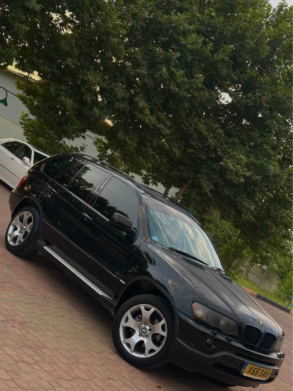 کاکە گیان ئەم bmw X5 هەیە تەنها فرۆشتن 
کوشن جڵد 
تەبرید ساردو گەرم 
بیلاد جام ڕەش  
تایەو ویلی تازەی لەژێرە 
سوکان ڕاستە 
سعری ٣٥
*********** السليمانية, العراق
