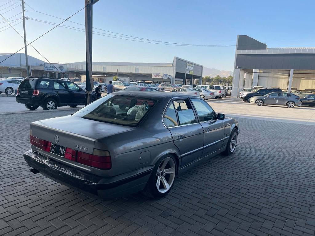 🌹بەناوی خوای گەورەو میهرەبان 🌹 
bmw
مۆدێل 1993                                ***********
مەکینەی 525 ئۆتۆماتیک 
ئاڕمی پلاستیکی سلێمانی 
ئاڕم و ئەوەلیات و موس و بڕاوە  بەشەرت  
گێڕو مەکینەی بەشەرت  چوارتایەو ویلی هامانی لەژێرە چوارجام کارەبایی  قفڵ مەرکەزی کۆنتڕۆڵ  پیش و دواو شان و سەقفی هیچ دەعم و لێدراوییەکی پێوە نیە کارەبایی هەموگیان بەشەرت  سعری 27 گەڵاو کەمێک معامەلە ناونیشان سلێمانی    ژ . م           ***********               *********** السليمانية, العراق
