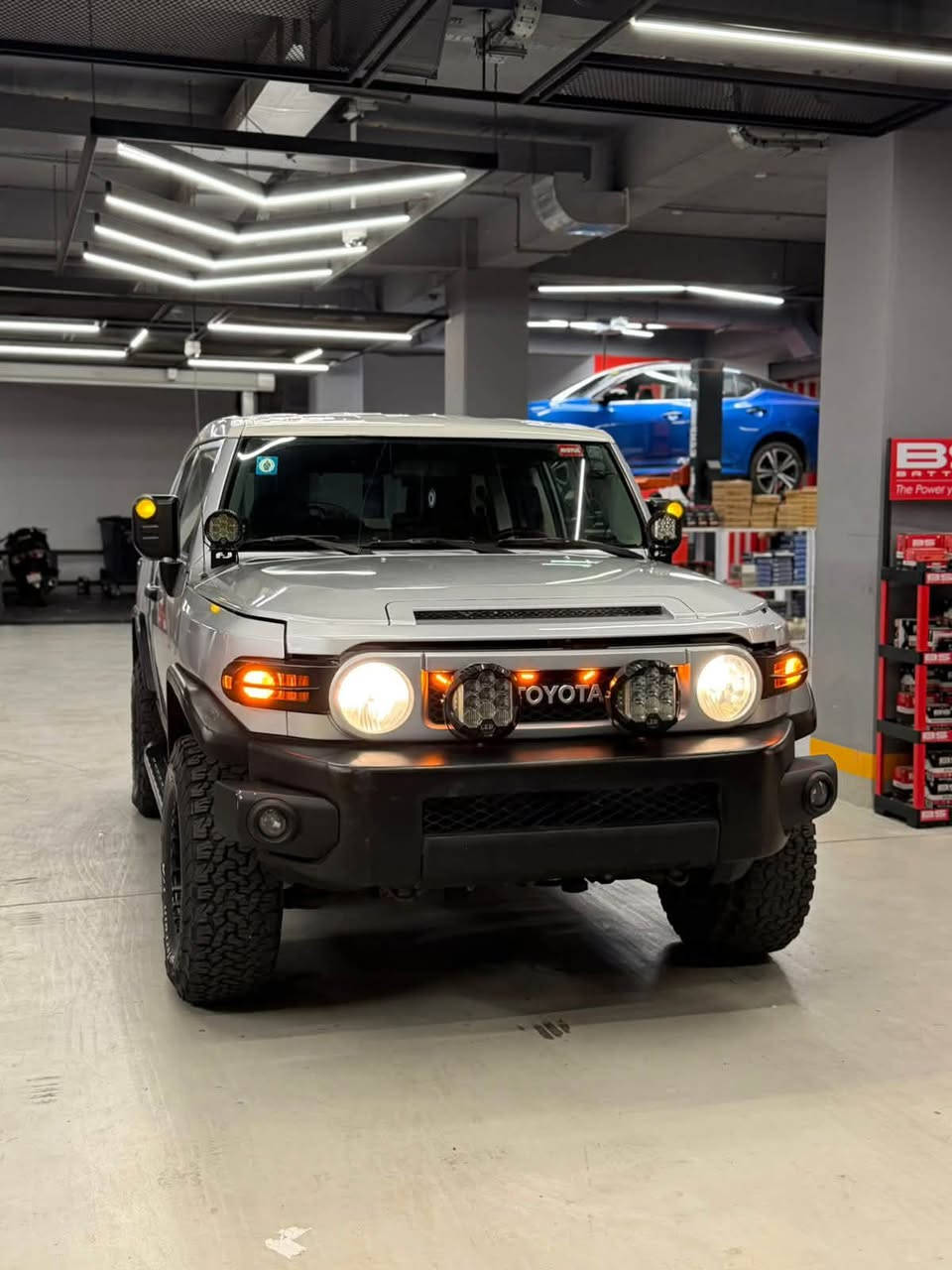 وارد أمريكي
مكينة 4.0 V6 – 6 سلندر كير أوتوماتيك دبل 4×4 تايرات BFGoodrich قياس 265/75R16 ويل  LENSO شاشة CarPlay
 كاميرا داش كام أمامي وخلفي 4K
مثبت سرعة تحكم ستيرن 
سويج بنل مربوط ع كل انارة السيارة 
ملاحظة : السيارة بدون ضربه بدون ضربه بدون ضربه 
دخلت من امريكا حالوب فقط شرط الفحص مصبوغة حزام شرررررط الفحص يعني كفالة من الضربة والكصه 
كير مكينه تبريد كله مكفول مكفول مكفول ع وضع البلاد للتواصل ***********
