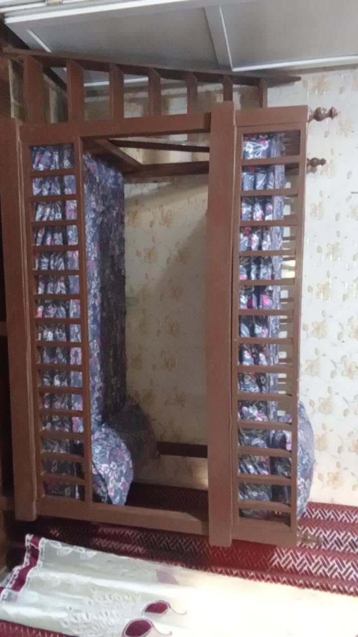 جربايه اطابقين طول 190والعرض100 ام الحافضه كلش نضيفه جديه اخشاب اصلي عراقيه كلش قويه مع جميع الملحقات دواشك والمخاد الفرشات سعرها 250قفل ***********
