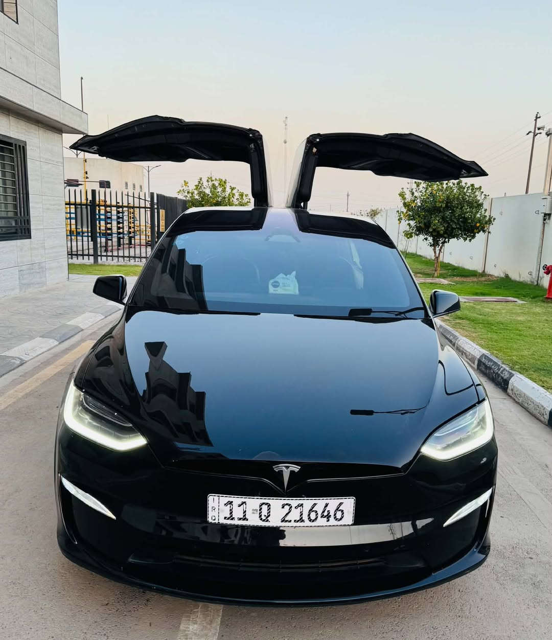 تسلا موديل X Long Range موديل 2023
حادث دعاميه قبق جنطه بدون ايرباك 
المحرك: كهربائي بالكامل⚡️
Dual motor
بطارية كبيرة
تمشي بالشحنه 600km
بدون ايرباك 
‎شاشة متحركه
وارد امريكي 
670 حصان
‎المواصفات:
(Soft Closing) أبواب شفط
5 ركاب
كروز كونترول ذكي
ستيرن تدفئة كهربائي
كراسي كهربائية مع ذاكرة وتدفئة
(Navigation) نظام ملاحة
باب شنطة كهربائي
Home Link نظام
ساوند سيستم فاخر
كاميرا رجوع
(Brake Assist) نظام مساعد الفرامل
نظام الثبات الإلكتروني
تحكم أوتوماتيكي بالإضاءة العالية
(Keyless Entry / GO) دخول وتشغيل بدون مفتاح
أضوية LED أمامية
(Dynamic Steering) توجيه ديناميكي
كبح طارئ أوتوماتيكي
نظام تحذير من التصادم
مراقبة النقطة العمياء
تحذير مغادرة المسار
تنبيه حركة المرور الخلفية
كاميرات محيطية 360 درجة
حساسات محيطية 360 درجة
نظام مساعد الاصطفاف
نظام ترفيهي داخلي
بلوتوث و AUX
والمزيد من المميزات الحديثة
مكان السيارة : الكراده 
رقم التواصل : ***********
