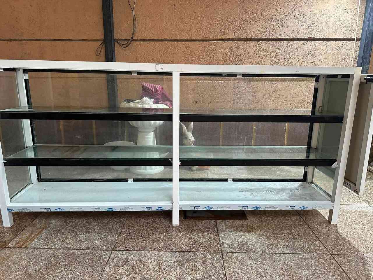 للتواصل على الواتس اب‎⁨‪
***********‬⁩

جام خان (فترينة عرض) ألمنيوم مع زجاج للبيع
📏 المقاسات:
 ● الطول: 214 سم
 ● الارتفاع: 101 سم
 ● العمق: 37 سم
المواصفات:
 ● هيكل ألمنيوم أبيض متين.
 ● زجاج شفاف من جميع الجهات.
 ● رفّان زجاجيان لعرض المنتجات.
 ● مساحة تخزين سفلية مع باب جانبي.
 ● مناسب لمحلات الكوزمتك، العطور، الإكسسوارات، الموبايلات، السوبر ماركت وغيرها.
 ● الحالة: مستعمل بحالة جيدة.
💰 السعر المطلوب: 250,000 دينار قابل للتفاوض بالمعقول

