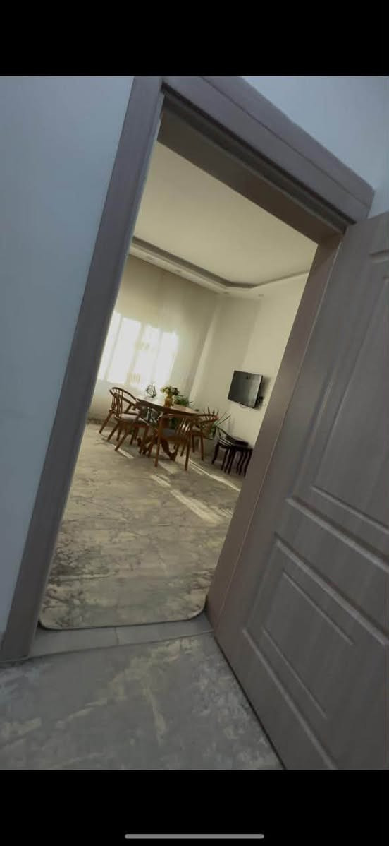 🏠 بيت للبيع – موقع مميز

📍 خلف مجمع كاردن ستي، قريب من مرطبات السيد – طريق بغداد.

📐 المساحة: 100 متر مربع

يتكون من:
• 4 غرف نوم
• صالة مفتوحة
• مطبخ
• غرفتين سويت
• 3 حمامات

📞 للاستفسار: ***********
