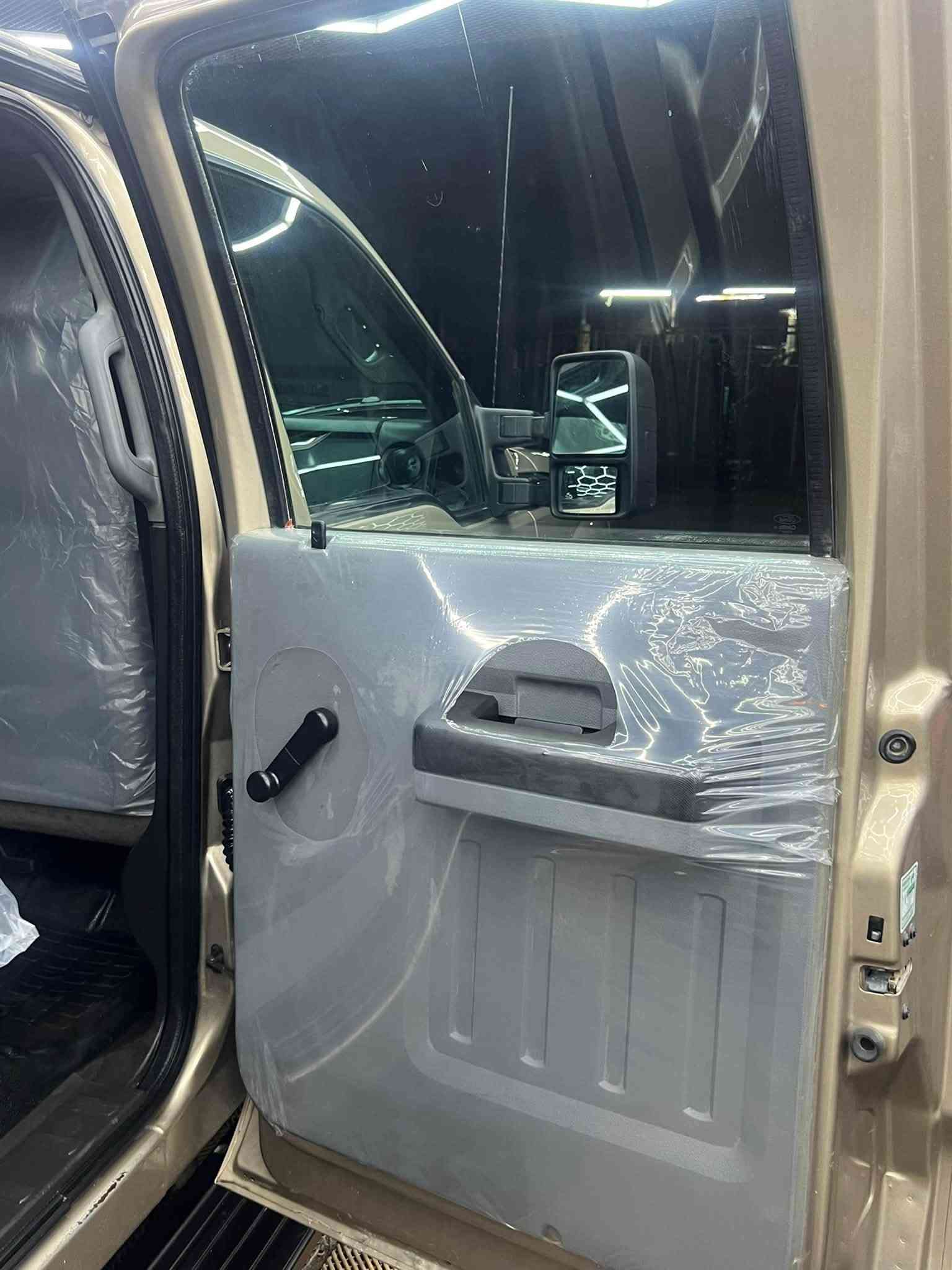 السلام عليكم فورد F350 للبيع موديل 2012 مُحرك بانزين V10 صدر جديد امامي خلفي تخم تاير جديد تبريد تدفئه شغال جاهزه من كُل النواحي مابيها نقص خير من الله السعر 110 وبيها مجال مكان السياره بغداد للأستفسار هـ / ***********
