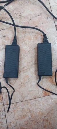 شواحن 24V 4A قطعتين  عند القرائه الفولت يقرء 24.6V سعر القطعه 10الاف  ...