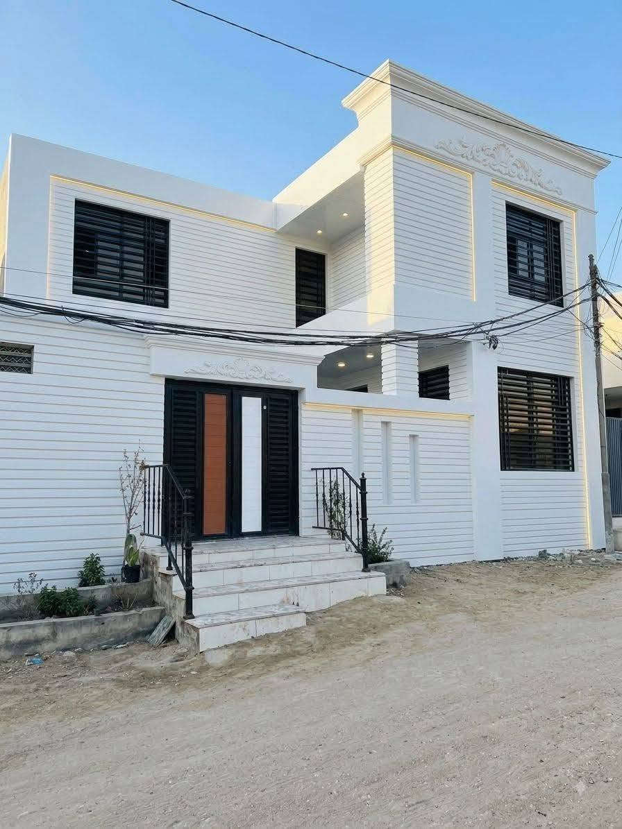 بيت للبيع  المساحه 200 متر طابقين اربع غرف نوم قرب مدرسه الجنائن  ثاني بيت عن الشارع عرض الشارع 10 متر بيت كله بورسلين لوح للستفسار ***********
