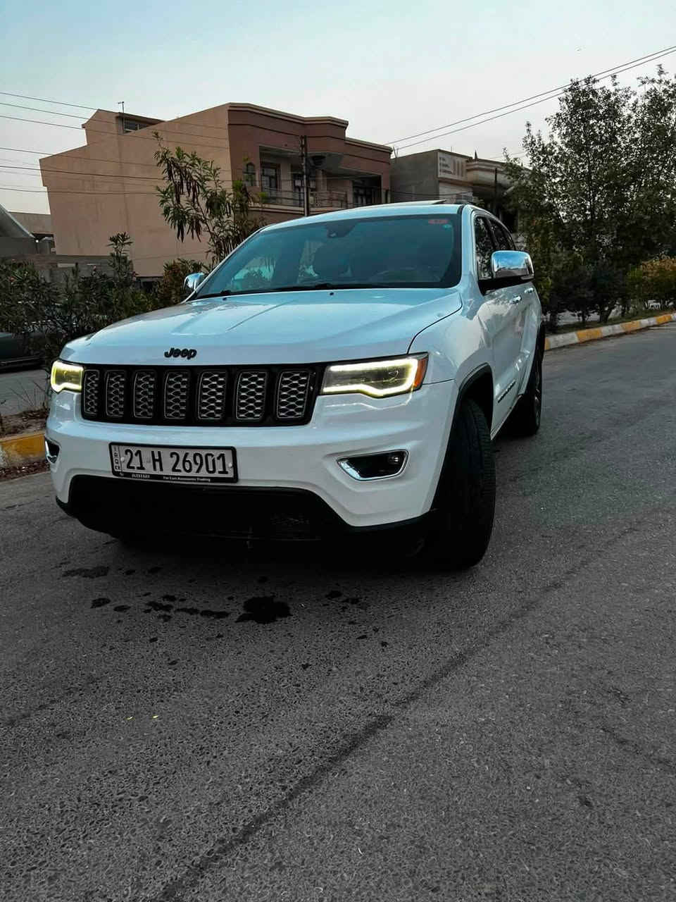 جيب كراند شيروكي لمتدد فول مواصفات 1/1 موديل2017
اللون ابيض ثلجي✅
سنويه ورقم وهزة كله جديد✅
تخم تايرات جديد✅
محرك 6سلندر✅
سقف بانوراما ✅
كشنات امامي وخلفي تدفئة تبريد ✅
تبريد تلج قطعتين ✅
صندوق كهربائي ✅
لايتات LED ✅ 
كشنات كهرباء✅
تحكمات ستيرن✅
تحديد سرعه✅
شاشه كبيره و كامره خلفية✅
وكثير من المواصفات المميزه ✅
المحرك : من فوك مفتوح ✅
الضرر:.  نصف جاملخ السكن وشويه من البونيد وباب السكن الخلفي قليل صبغ✅

السعر على الخاص 
للأستفسار التواصل على الرقم ***********
مكان السيارة كركوك
