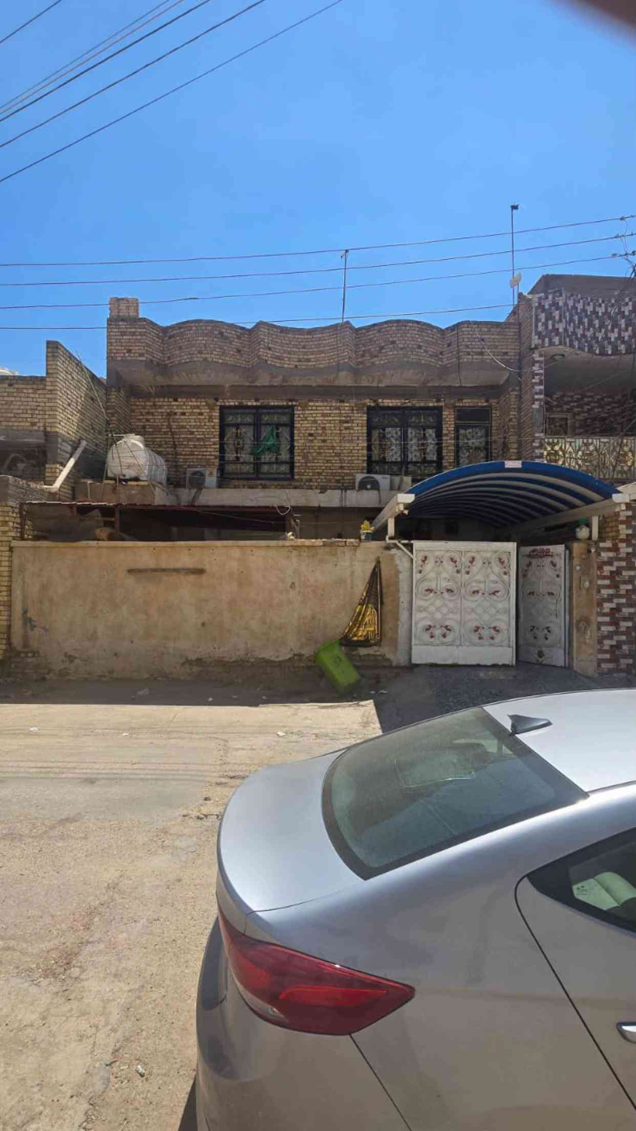 بيت للبيع : ٢٠٠ متر طابقين  العنوان : مغربة قرب مركز الشرطة  يتكون من : الطابق الاول (عگاده ) استقبال ومطبخ وغرفتين وصالة وحمام خارجي وحمام داخلي والطابق الثاني جديد صب كونكريت ٣ غرف وصالة وصحيات سعر البيع : ٢٦٣ وبيه مجال  ***********
