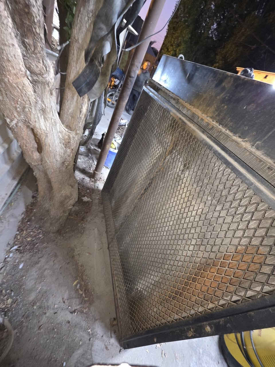 سلام عليكم راديتر وشاصي للبيع 
قياسات شاصي طول 250 عرض 85
جنر ابو 16 شغل ثكيل كلش 
قياسات راديتر 140×160 
بطنها نضيفه فقط تحتاج تنضيف من بره 
نجف عسكري مدارس 
***********
