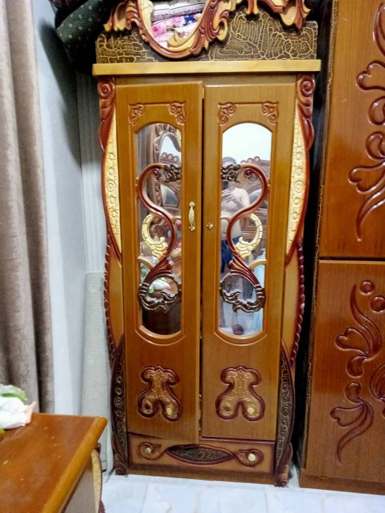 غرفة نوم ماعدا الجربايه مع شاشه بلازمه عدد اثنان مع فرشه مع ميز تلفزيون عدد ثنان 
وتساب *********** ناصرية, ذي قار
