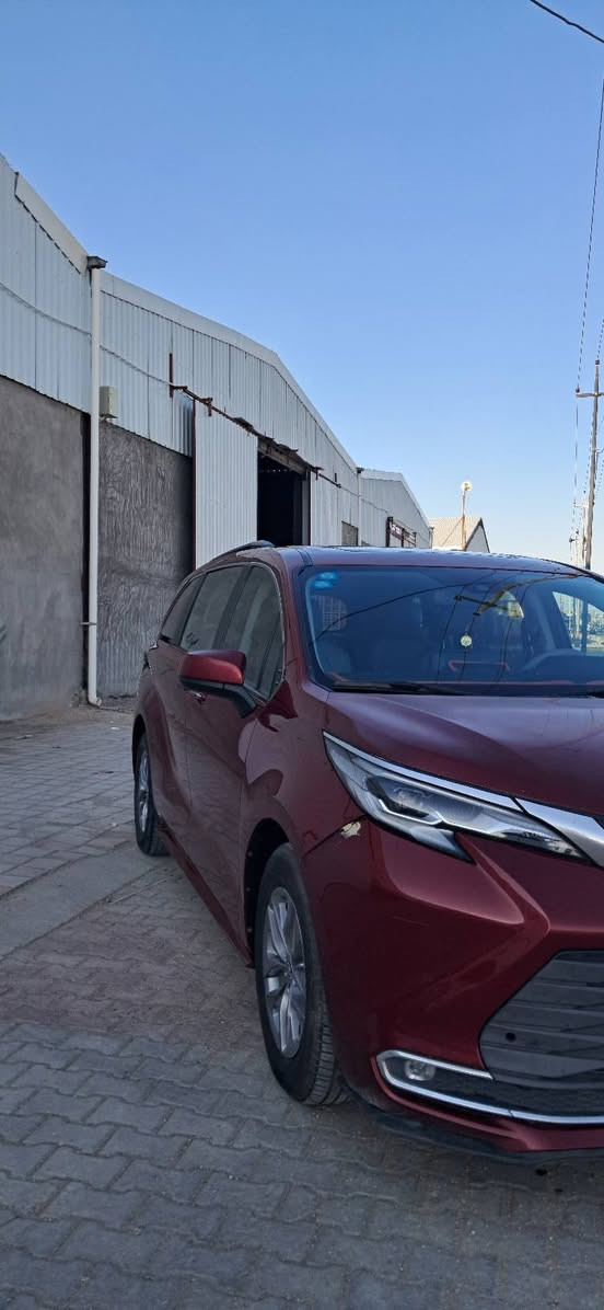 السلام عليكم 
تيوتا سينا هايبرد 2023 فول ١/١
رقم بغداد 
ماشية ٨٠ 
حادث موضح فقط بنيد بدون اي دواخل 
بيع او مراوس بكامري حصرا حديث هايبرد 
للتواصل/***********
مكان السيارة الرمادي
