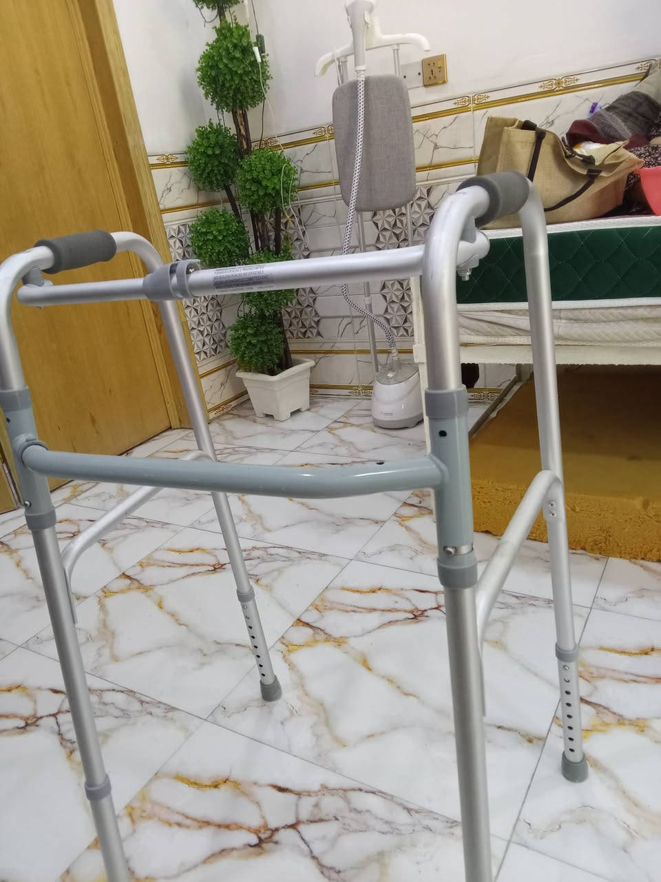 مشاية طبية للبيع استعمال قليل المنيوم اصلي خفيفة ونظيفة EMGتتطول وتتقصر قوية وثابتة السعر 30وبيه مجال  الحله الورديه @إشارة
