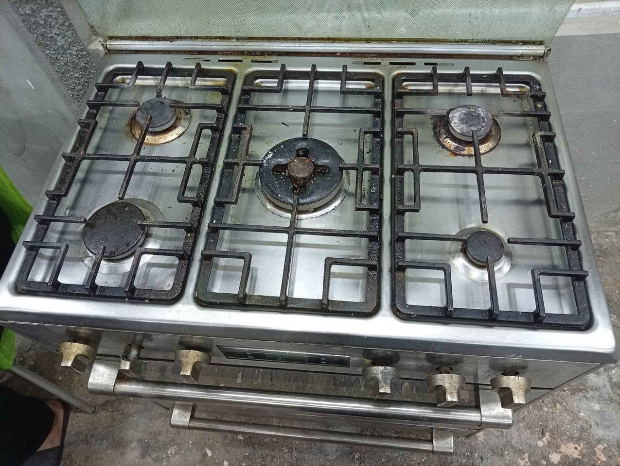 للبيع طباخ حجم كبير 5عيون كلهن شغالات
الفرن شغال نظيف 
مكاني الهاشميه 
***********
