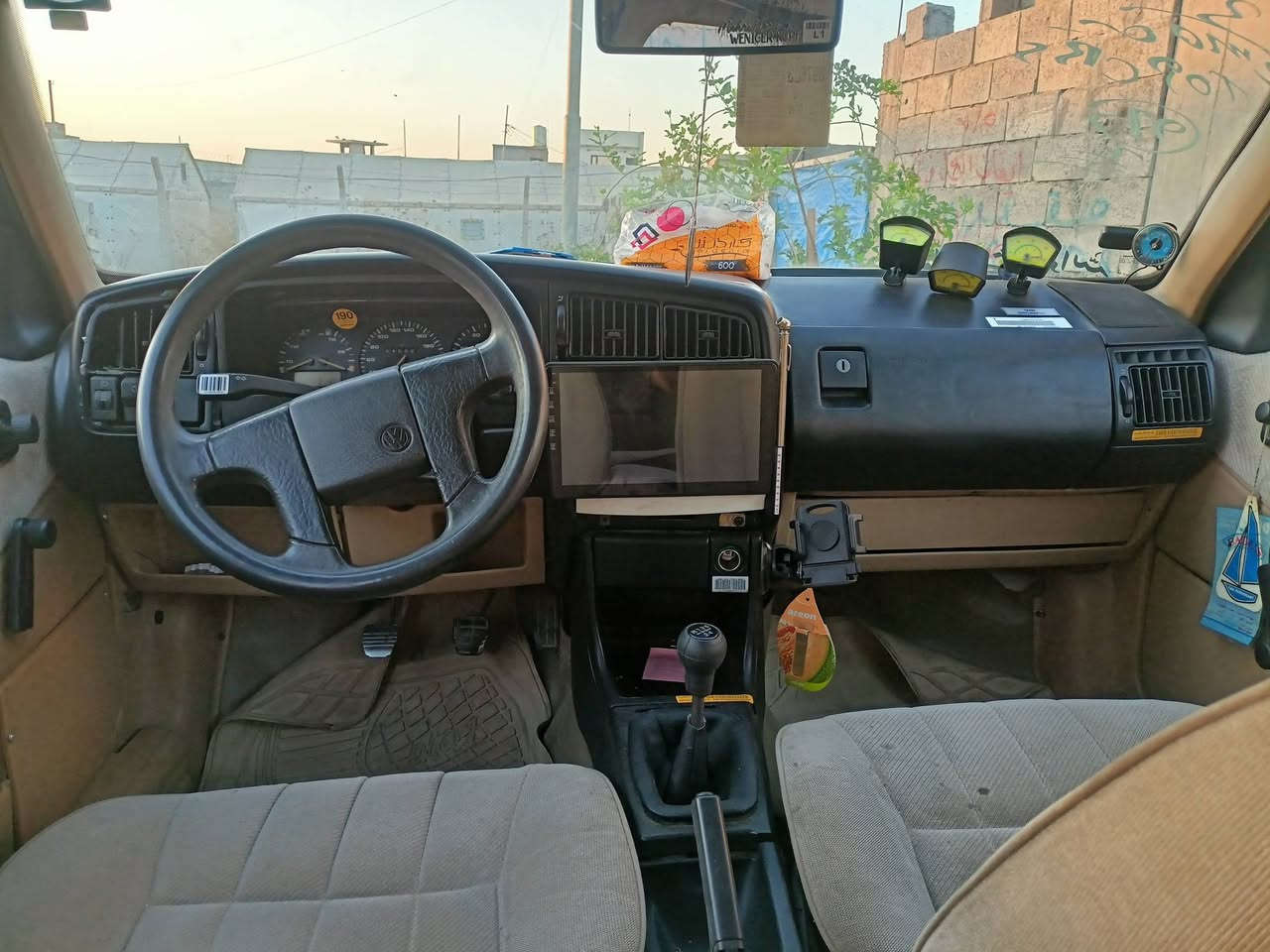 للبیع او مراوس سعر 35بي مجال دفتر بيها سنويه هزه جديده سياره كله بلادي قطره لاصبغ لا ضرب ما بي سقف سلايت يشتغل كهربايات كله شغال گير محرك شرط رقم م ***********
