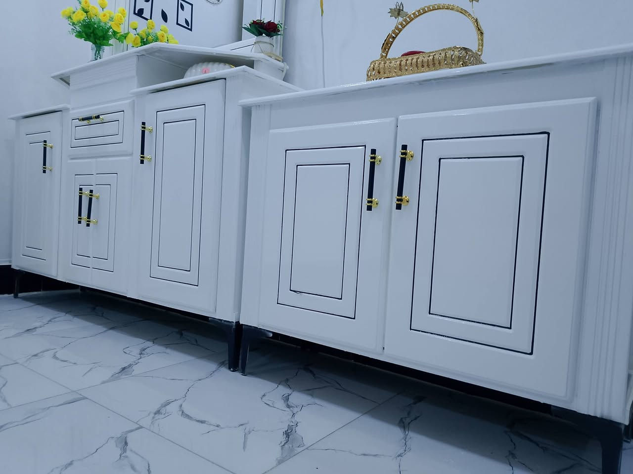 غرفة نوم نجارة عراقية  طابقين خشب بلوك ثقيل تصميم تركي ارجل حديد صبغ حراري غرفة ضخمة كلش وشغلها رااقي بمعنى الكلمة تجي واشوفها بعينك صارلها اسبوعين عندي ضرف واريد ابيعها مسويها ب مليونين ونص شاهد الحسين واريدها ب مليونين وبيها مجال للشراي
