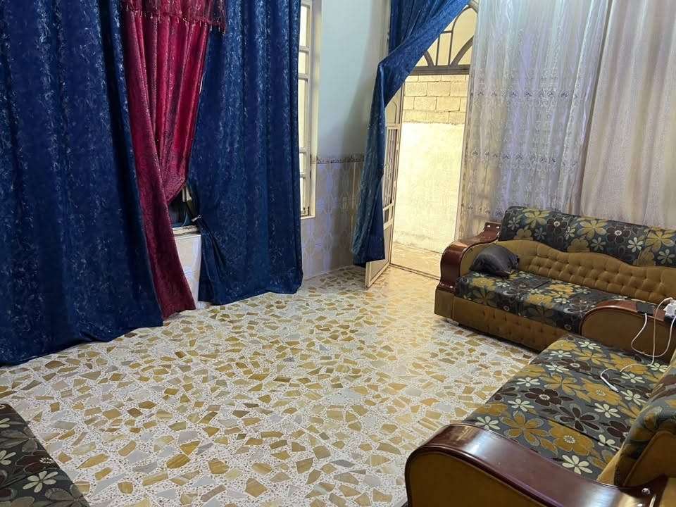 🛑السلام عليكم بيت للبيع والسعر كلش مناسب وحلو بلاش والله المكان بهرز حي القادسية مو حي الشرطة لا حي القادسية ومن جهة الصب مو التبليط الفرع مال اسواق صباح الدليمي الداخل مالته يخبل كاشي وسيراميك طابق واحد وبسهولة تكدر تبني فوكا طابق ثاني مساحة البيت ١٥٠ متر للأستفسارار ***********
