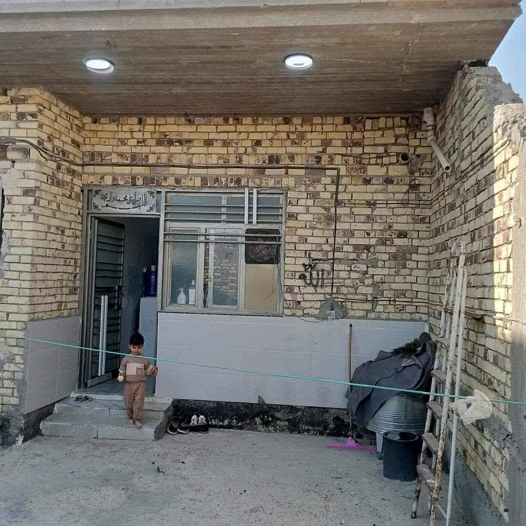 ---
*🔥 بيع مستعجل - فرصة 🔥*
*بيت طابو صرف سند 25- اوراق كاملة 100%*

*المكان:* الديوانية - طريق السنية، مقابل معمل اصباغ، نزلة برج آسيا  
*مباشر على طريق الزوار الرئيسي*

*التفاصيل:*
- *المساحة:* 200م 
- *البناء:* طابوق - اساس شريط - سقف كونكريت
- *الطابق:* واحد + *درج + بيتونة*
- *الغرف:* غرفة نوم + صالة + استقبال + مطبخ
- *الصحيات:* 2 حمام داخلي وخارجي 
- *الحالة:* البيت مكيش بالكامل، ناقص فقط لبخ الواجهة وتطبيق الطارمه فقط
- *الخدمات:* كهرباء، ماي، 

*السعر: 63 مليون دينار وبي مجال للشراي الصدك*
*الملاحظة: جاهز للتسجيل والتحويل فوراً بالطابو*

*للاستفسار والمعاينة: *********** *
---

*: "اللبخ ولتكيش الطارمه يكلف 3-4 ملايين وتسكن مباشرة"
