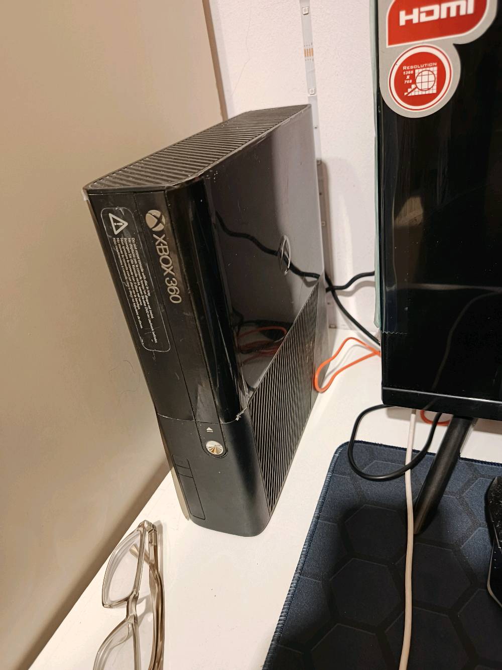 Xbox 360 نظيف ومرتب يحتوي على ٢٠ لعبة ويا يدتين ثنين جهاز ممصلح مكاني رميثة حي الشهداء