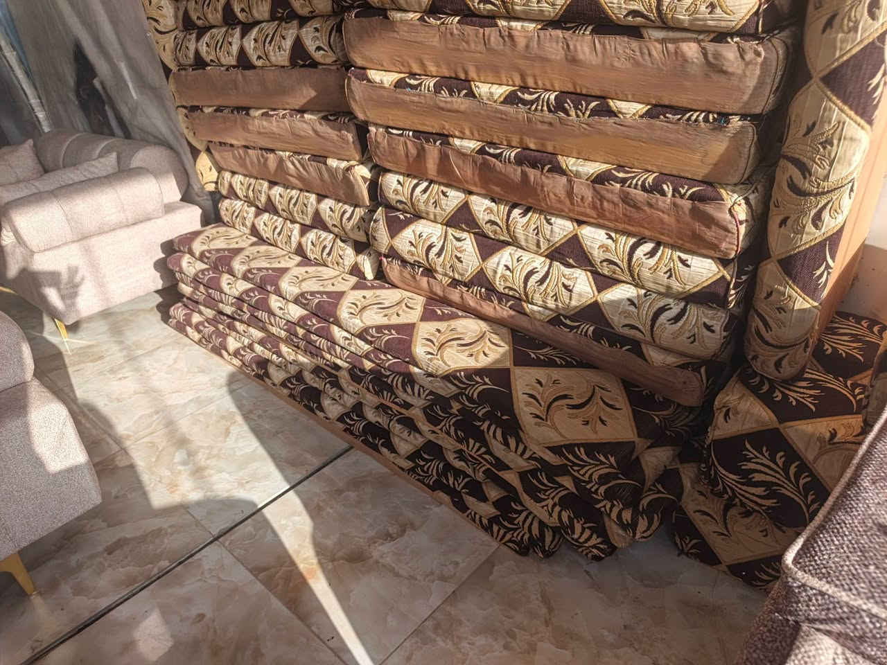 ⚜️👑 مجمع ابو بلاش للاثاث 👑⚜️
جلسه عربية مستعمل 20 متر السعر 290
جميع اللوان متوفر مختلف المديلات والقياسات صار عنده مراوس القديم بالجديد صار عدنه نضام القصد📌 العنوان كربلاء طريق الحر مجاور معمل الثلج  مقابيل الاتحاد الرياضي اي ستفسار الاتصال  يوجد واتساب 👈***********👉👈***********👉
