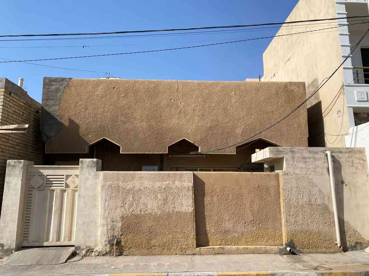 بيت للبيع في الفلوجة _حي لعسكري
المساحة _144متر 
الواجهة_9متر 
النزال_16متر
سعر المتر _900 الف دينار 
متكون من طابق واحد
لأستفسار أكثر التواصل ع الرقم التالي :***********
