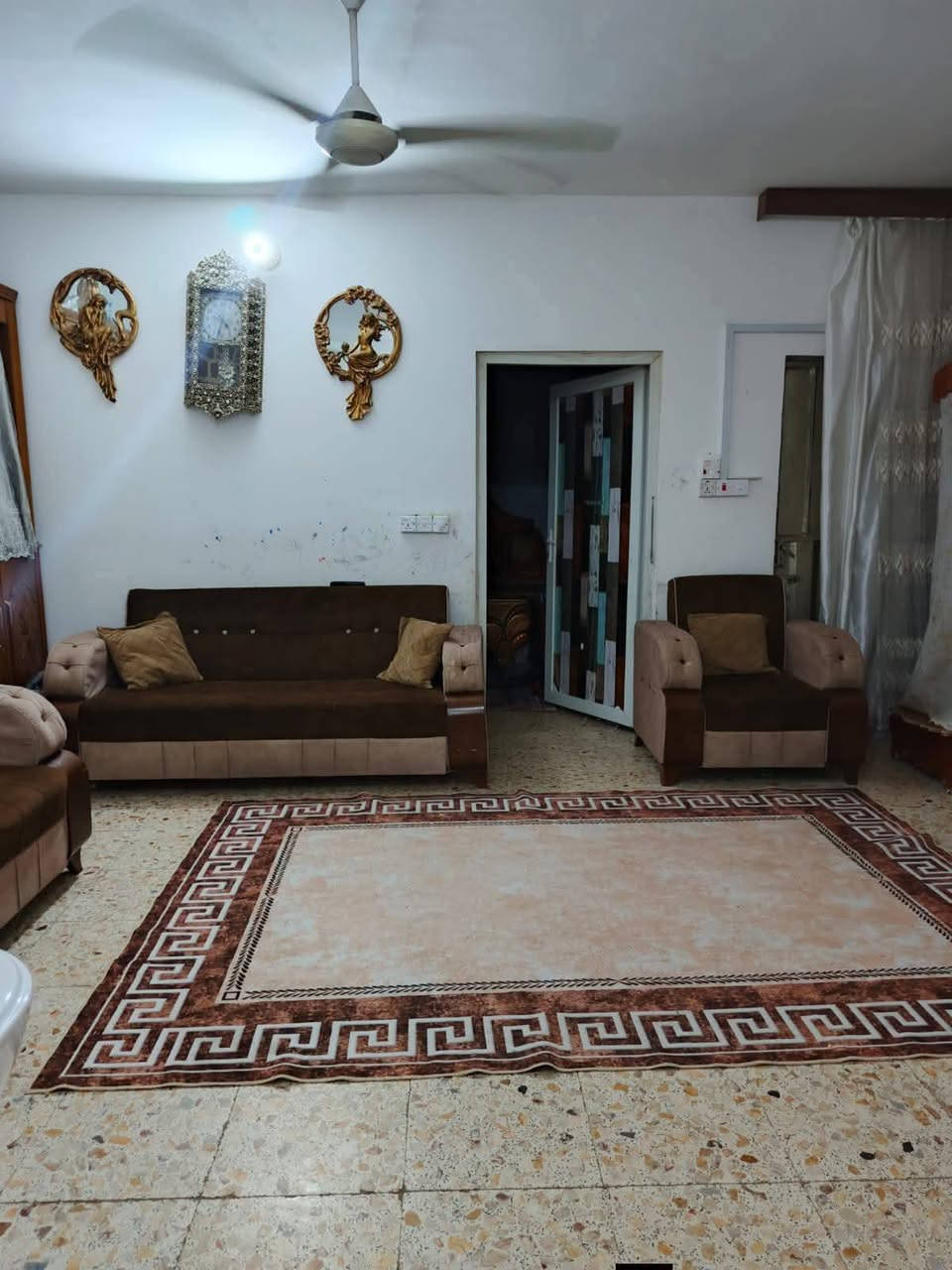 بيت للبيع مكانه البحريه قرب مخازن مرجان فرع الصوره متكون
من غرفه وهول ومطبخ وصحيات جوه وبره وطارمه

   للتواصل ***********

سند ٢٥بأسم زوجي مساحته ١٠٠ متر&
