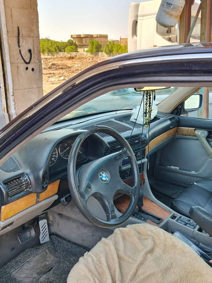 بي ام 735
موديل 1988
رقم بغداد بأسمي 
مكينة وگير وحدادية وتخم تاير كله جديد
تبريد تدفئة شرط الشغل 
فتحة شغالة كهربائياتها جاهزة 
سيارة كله بلاد 
السعر //50 وبيها مجال قليل للشراي 
الرقم //  ***********
