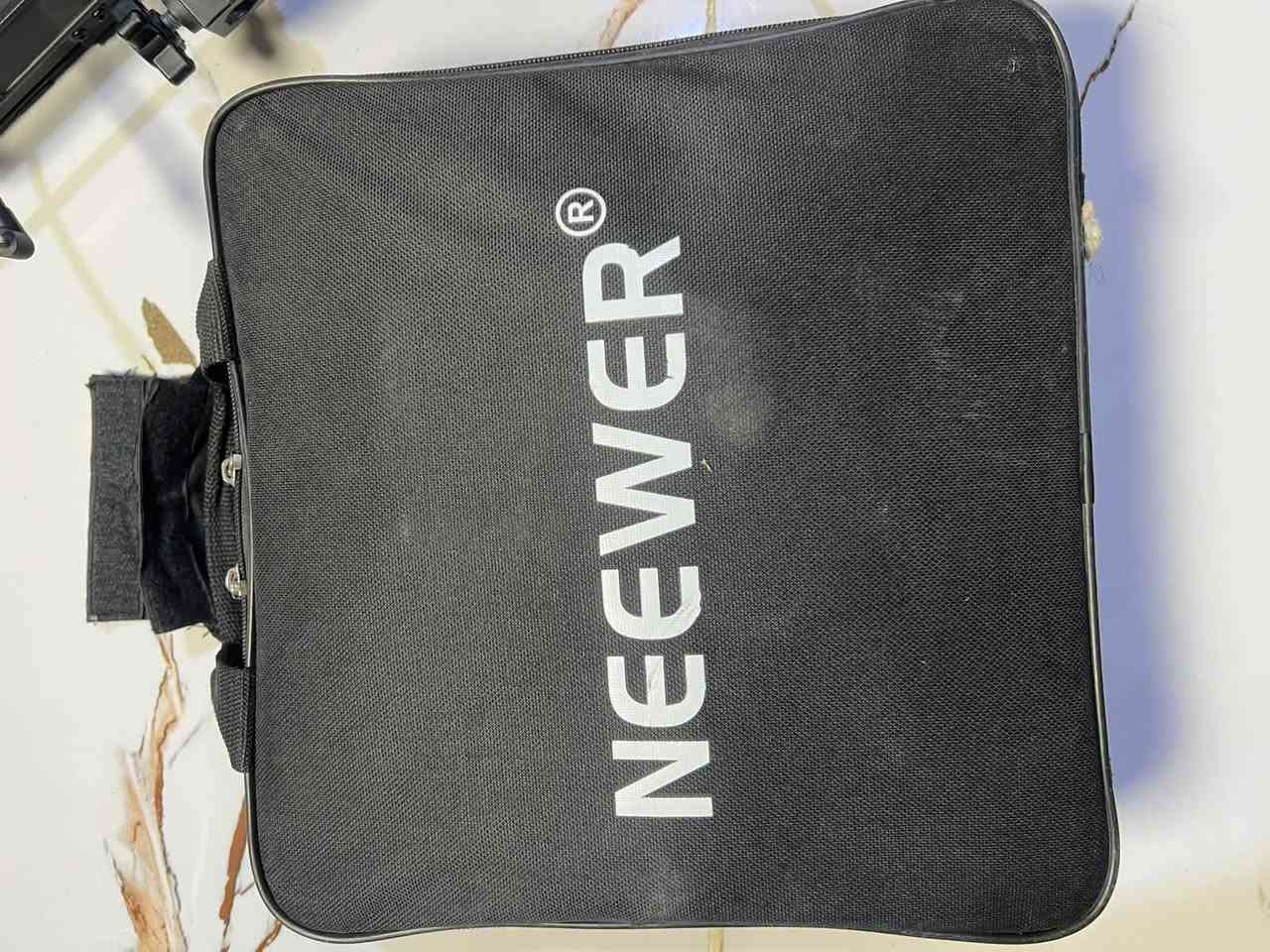 � للبيع إضاءات تصوير احترافية LED
مجموعة إضاءات للتصوير والاستوديو، ماركات NEEWER و FOVITEC، مناسبة لتصوير الفيديو، المنتجات، الإعلانات وصناعة المحتوى.

الإضاءات مستعملة ونظيفة، وياها الشنط والمحولات والملحقات الظاهرة بالصور.
من ضمنها إضاءة Bi-Color 3200K–5600K مع تحكم بقوة ودرجة الإضاءة.

✅ شغل مرتب وإضاءة قوية
✅ مناسبة للاستوديو والمصورين
للاستفسار الاتصال على الرقم 
***********
سعر مناسب سبب البيع التطوير 
يوجد توصيل جميع المحافضات 
مصطفى عبدالرحمن
