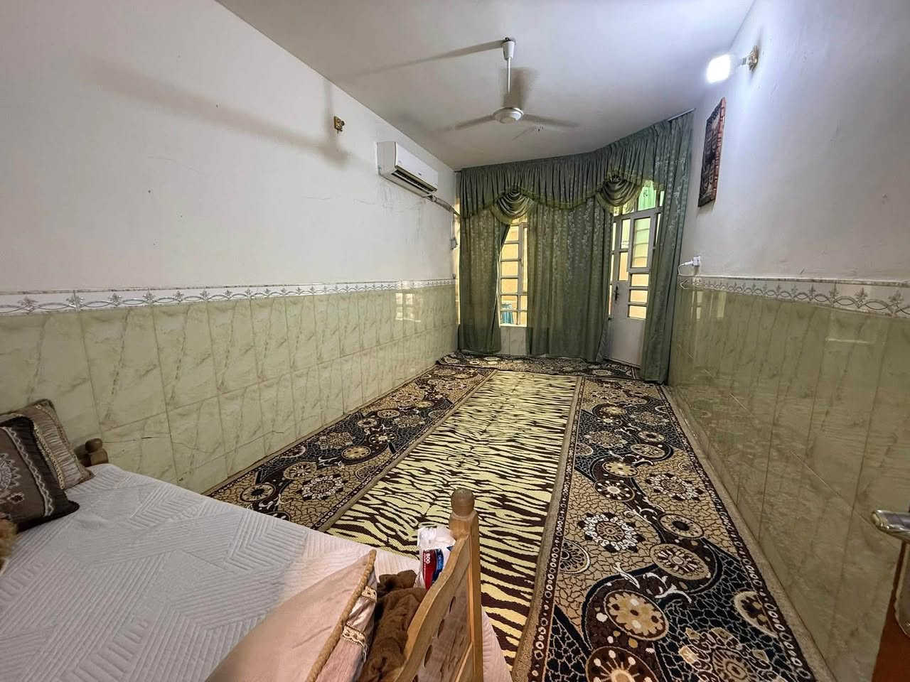 الدار للبيع 🏠 السعر 255 مليون وبي مجال 💵
العنوان الشعب شارع الأسواق المركزية مقابيل كلية الامام الكاظم عليه السلام🌹
المساحة 108 م🏠 مدخلين👌
البيت ثلاث طوابق👌
يحتوي الطابق الارضي على كراج سيارة وخدمات خارجية واستقبال ومطبخ معزولات وهول ومنور وخدمات وغرفة نوم 
ويحتوي الطابق الثاني على ثلاث غرف نوم وخدمات ومكان غسالة وبيتونة وسطحين
للاستفسار اكثر يرجى الاتصال على الرقم التالي (متواجد هذا الرقم على الواتس اب والفايبر والماسنجر *********** )
او الاتصال على الرقم الاخر 
***********
او زيارة مكتب تبارك للعقار والمقاولات الكائن في شارع الاسواق المركزية قرب مطعم ميامي

