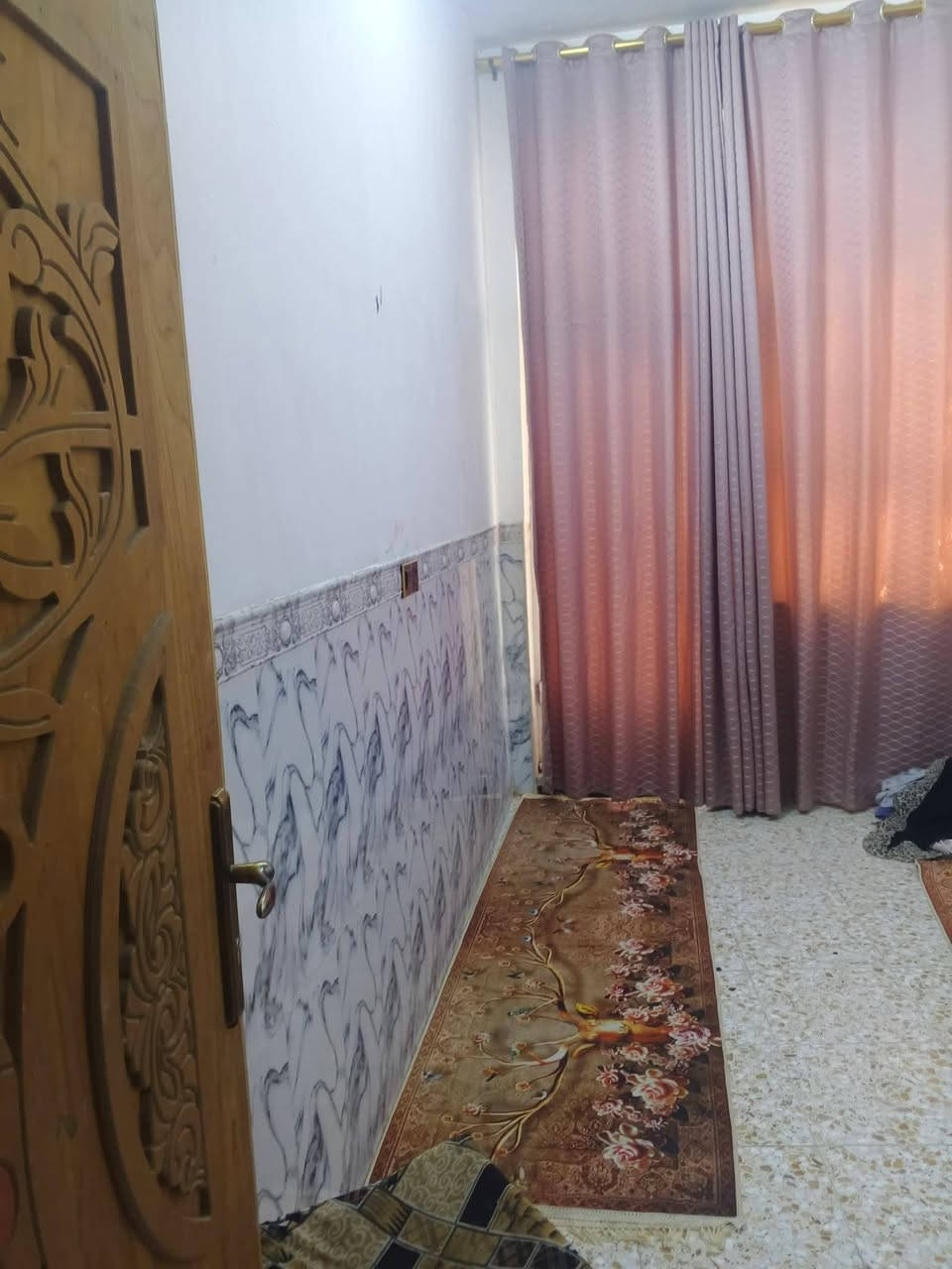 دار للبيع المساحه 100 متر بناء نضيف السقف كونكريت مسلح والارضيه سيراميك 

كافه الخدمات متوفره ماء وكهرباء قريب ع شارع العام 

📍 الموقع حله سياحي قرية الساده قريب ع فرن الصمون 

📞 للاتتصال ***********

📞 للاتصال ***********
