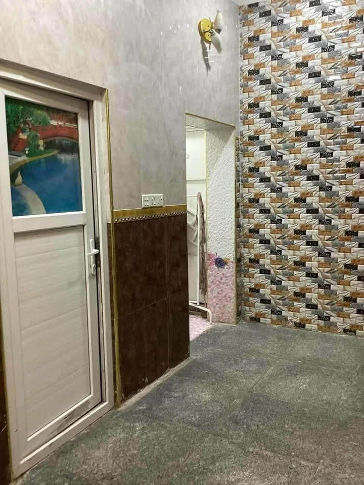🟥دار للبيع بداية شارع علوة الفحل
🟥مساحة البيت 500 متر ، 170 بناء خلف البيت يوجد عرصة مساحة 110

🟥يحتوي البيت على صالة استقبال مطبخ حديقة كراج سيارة ويحتوي على اربع غرف نوم حمامات داخلية وخارجية 

🟥عنوان الدار بداية شارع علوة الفحل قريب الشارع الرئيسي مقابل اسواق الحشد قرب جسر الامام علي مجاور مخبز الرحمن 2

 ⚠️للأستفسار على الواتساب (***********)
