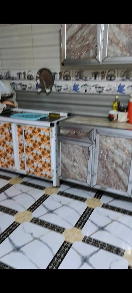 السلام عليكم دار للبيع في حي الشهداء
يقع البيت ع ساحه قرب السريع بيت كله طابوك بس القاطع الثاني 
فرمستون مساحة البيت 200متر بيت مرمرم جديد صالح لسكن 
حديقه داخليه و خارجيه بيت كله سيراميك *********** سعر خاص
