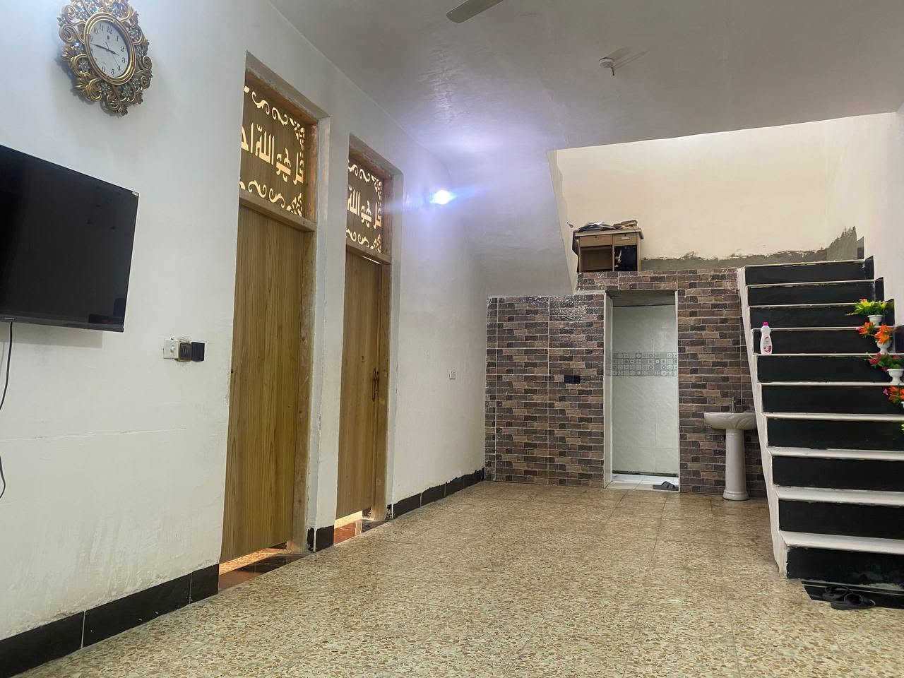 السلام عليكم
بيت للبيع في حي الصحة قرب مستشفى الإمام علي 
المساحة الكلية 220 متر، بناء ردجة أولى 
البيت يتكون من مضيف ومطبخ وصالة وغرفتين نوم صحيات خارجية وداخلية 
للأستفسار أتصال...*********** ...
