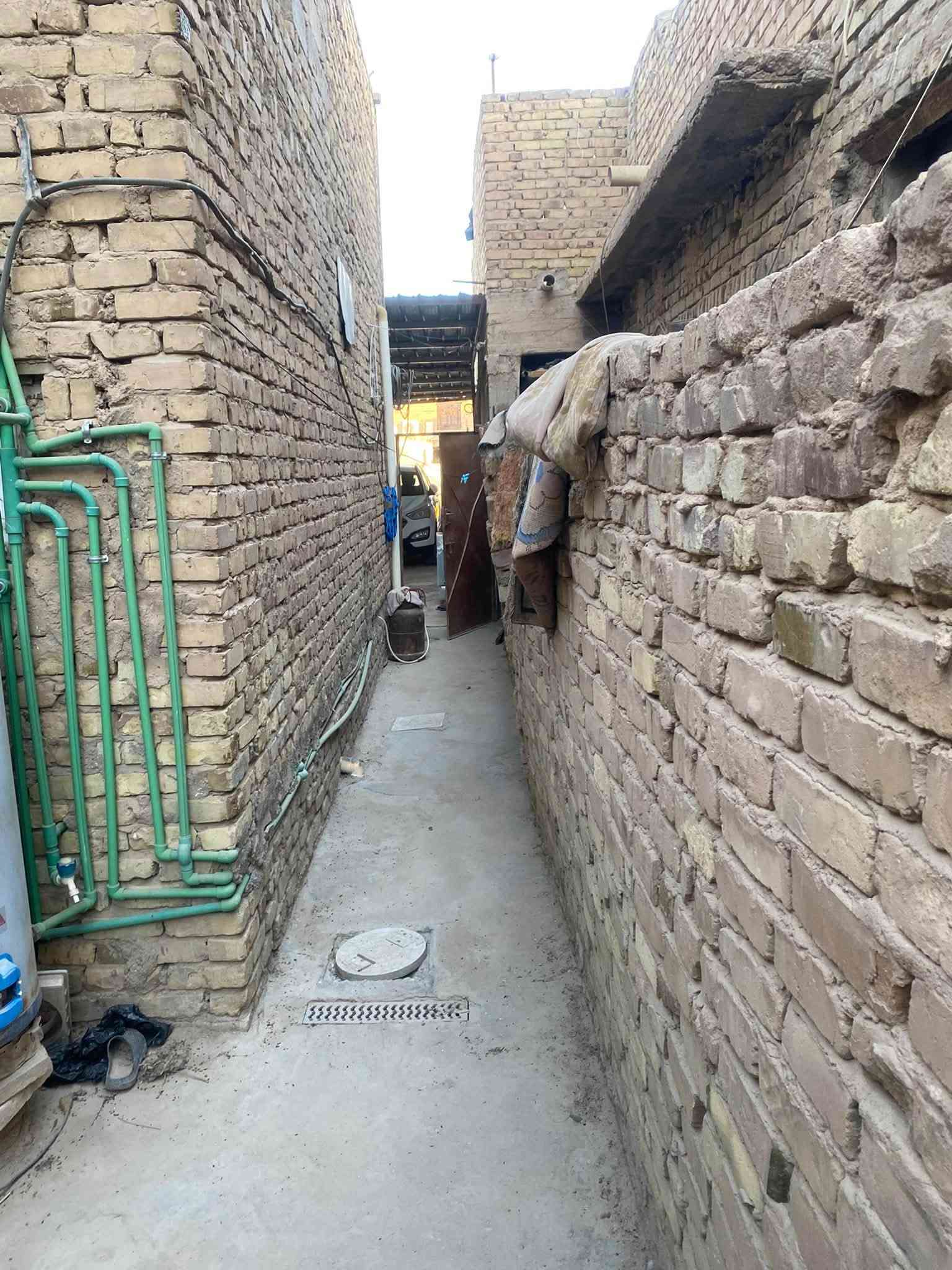 سلام عليكم بيت البيع بحي الوائلي شارع النسيج بيت 🏠 مساحته 480متر
واجهيت البيت 16 متر 
نزال البيت 30 
يحتوي البيت 
1غرفه 6x3/5
2غزفه5x3/5
3غرفه4x3/5
4غرفه4x3/5
المطبخ 4x3/5
البراني 6x5
صاله عائليه 6x5
الكراج البيت 🏠 13مت
سعر البيت $500 وبي مجال بصيط 
لاستفسار عله الرقم *********** وبي وتساب
