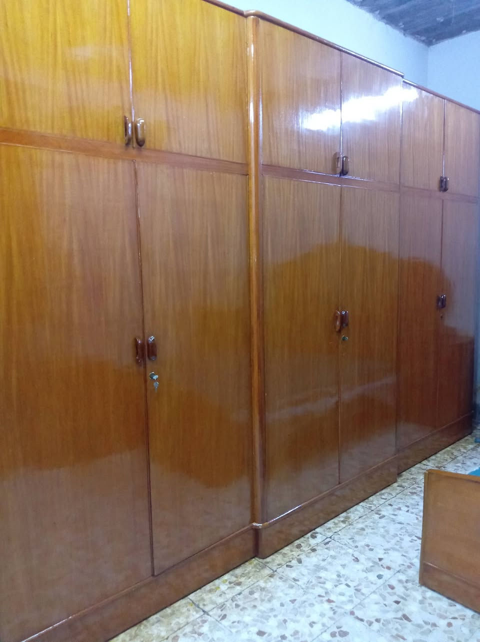 مكلف بلنشر غرفه تسكام نجاره صاج داخل وخارج ظهر جرجوبه درجه اولى سته طابقين للبيع للاستفسار الاتصال على الرقم ***********

