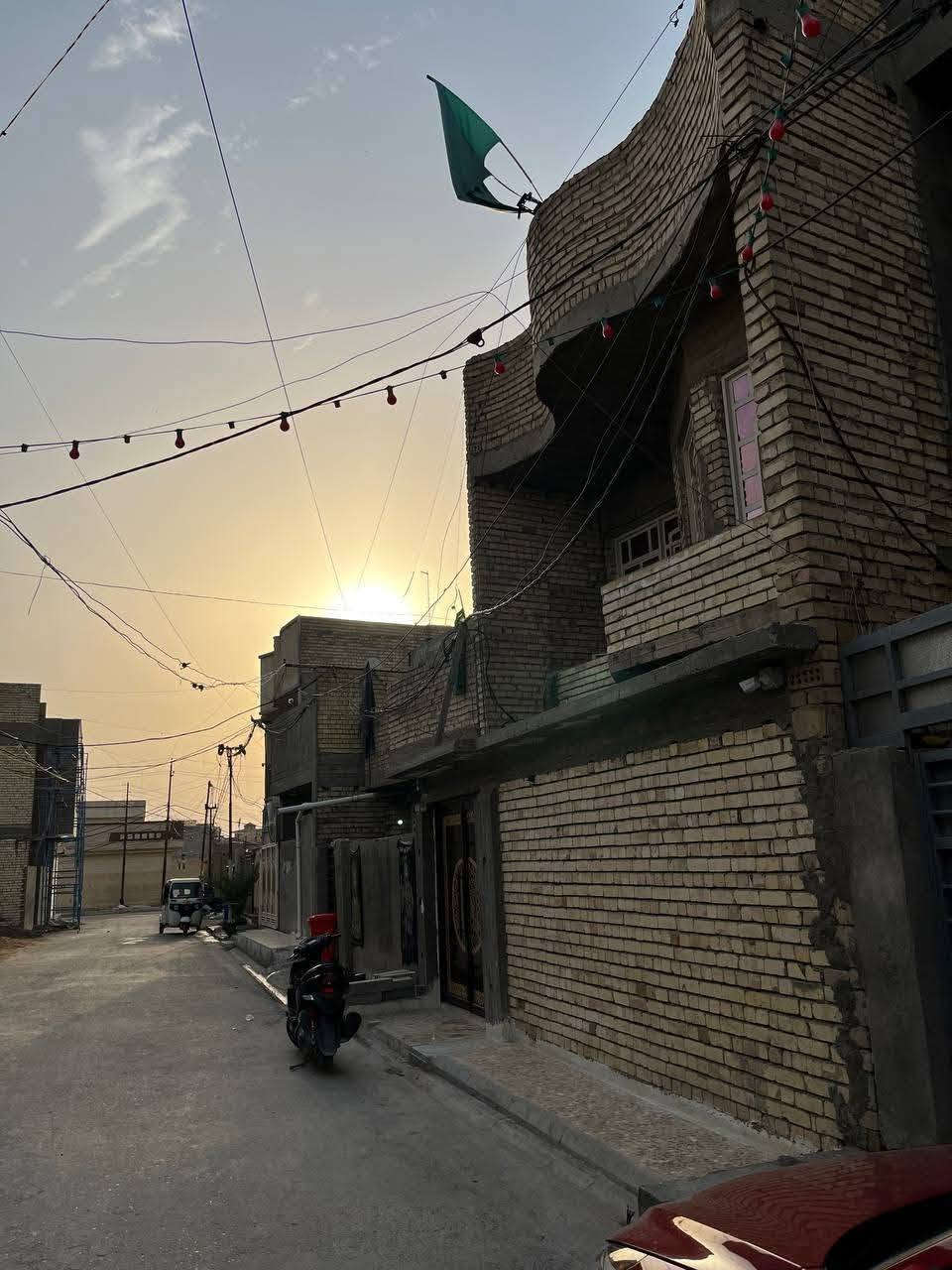 بسبب الوعود الكاذبة
اعيد النشررر
السلام عليكم 

١٠٠ متر للبيع 
والواجهة ٧ ونصف 
طابقين فول فقط نقص واجهة 
ارضيه اكرانيت مع جدران سيراميك اسباني 
٣ غرف نوم مع استقبال مع حولي عدد٢ 
مع مطبخ حار وبارد 
حمام مشترك عدد ٢ 
بيتونه ٧ متر مع صطح عدد ٢ 
طابو صرف زراعي سند ٢٥
مع وكالة ومكاتبه ونسخه من السند
العنوان الخطيب الزراعي قرب جامع الامامين مقابل بيت ثويني 
الاتصال رقم 
***********
