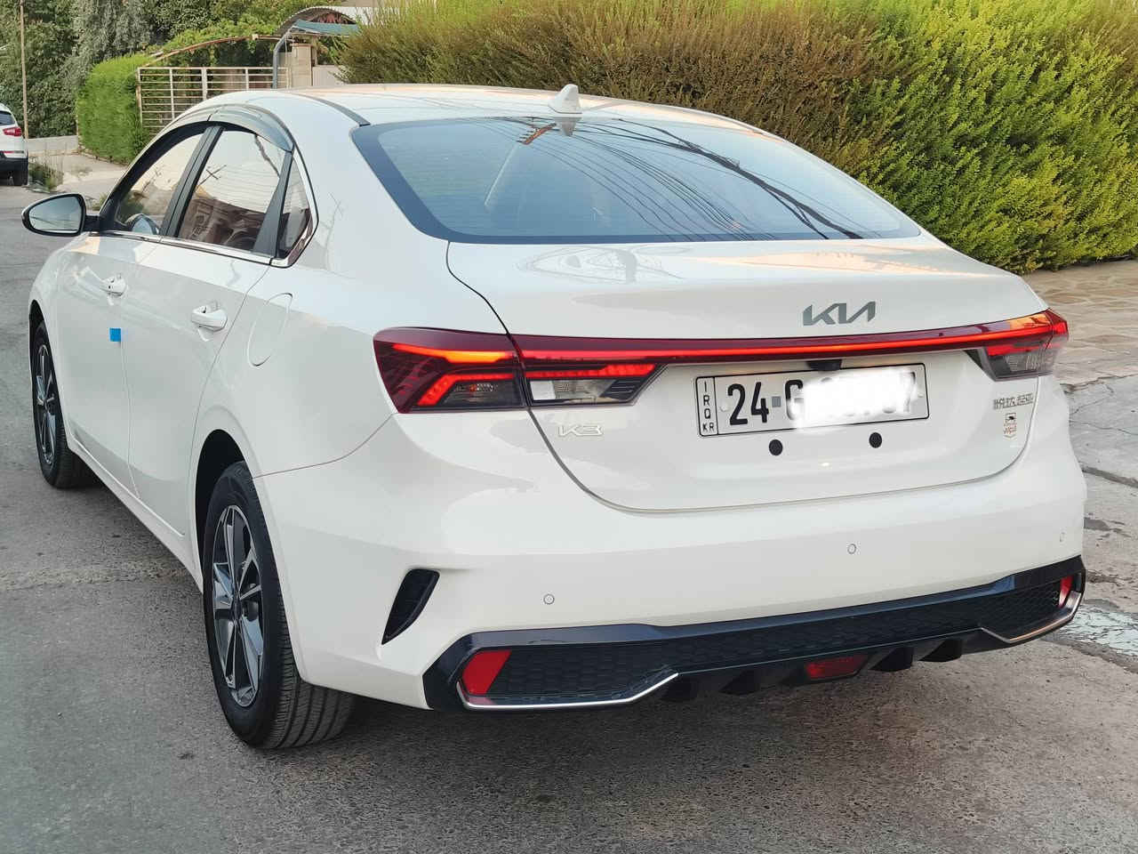 كيا k3 موديل 2024 رقم دهوك باسمي
السياره كفاله عامه ماشيه 17 الف فقط باسمي تحويل مباشر 
المواصفات 
محرك 1500 دبل نوزل 
شاشه وكامره وحساسات امامي وخلفي 
تحكمات ستيرن جهتين 
دشبول الكتروني وتبريد الكتروني ايضا 
كشنات جلد اسود 
4 انظمه للقياده 
لايتات لد وبك لايت لد 
سلايت 
وبعد بيها مواصفات ومواصفاتها معروفه ميحتاج اذكرها 
السعر 142 
***********
