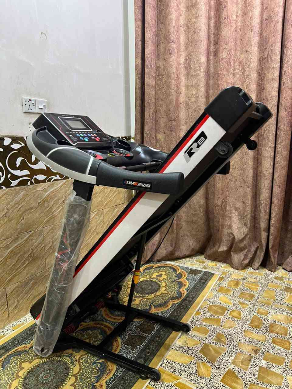 جهاز جري جبلي دبل ماطور يعني ماطورين جدا نظيف ماركة  نظافته 💯 سرعه عاليه14.0 يحمل وزن 120KG يحتوي على شاشه تعد وقت سعرات حراريه قياس نبضات القلب مسافه مقطوعه وكذلك اواكس بلوتوث شاحن موبايل جهاز يطبك ومياخذ مساحه سعره 300 الف بغداد يوجد توصيل محافظات ***********
