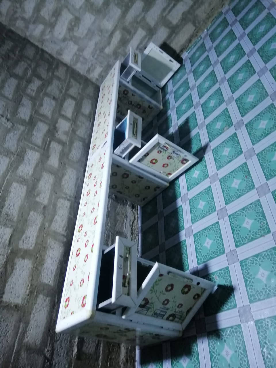 للبيع ميز حلاقين كامل هواء ومراياته وكرسي ورفوف  مكاني شارع النفط نزلت لواء حنين الاتصال على الرقم ***********

