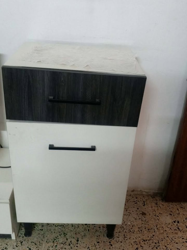 غرفه للبيع نضيفه المكان الحريه السعر 700متكونه من 7قطع رقم هاتف ‭***********‬
